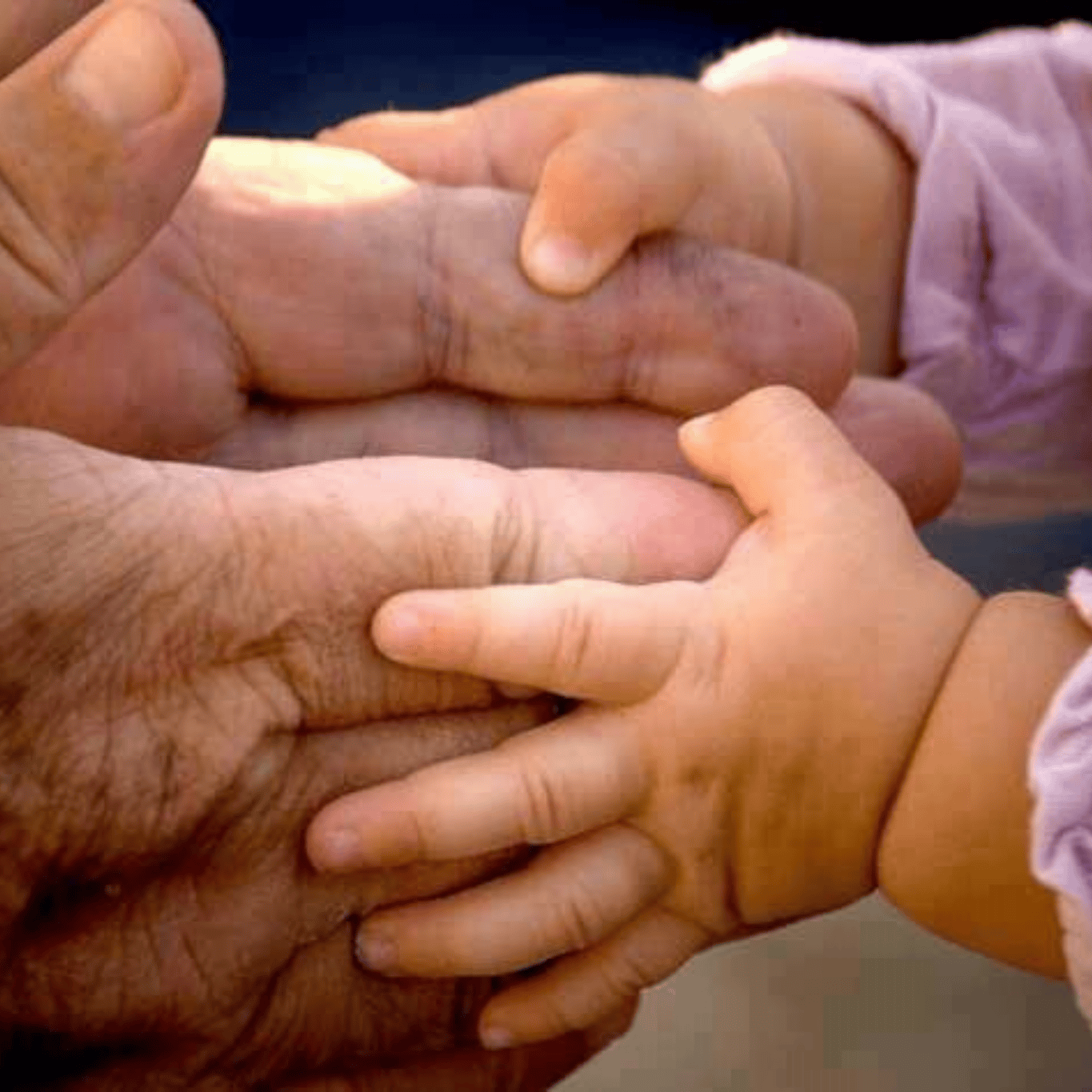 mani anziano bambina