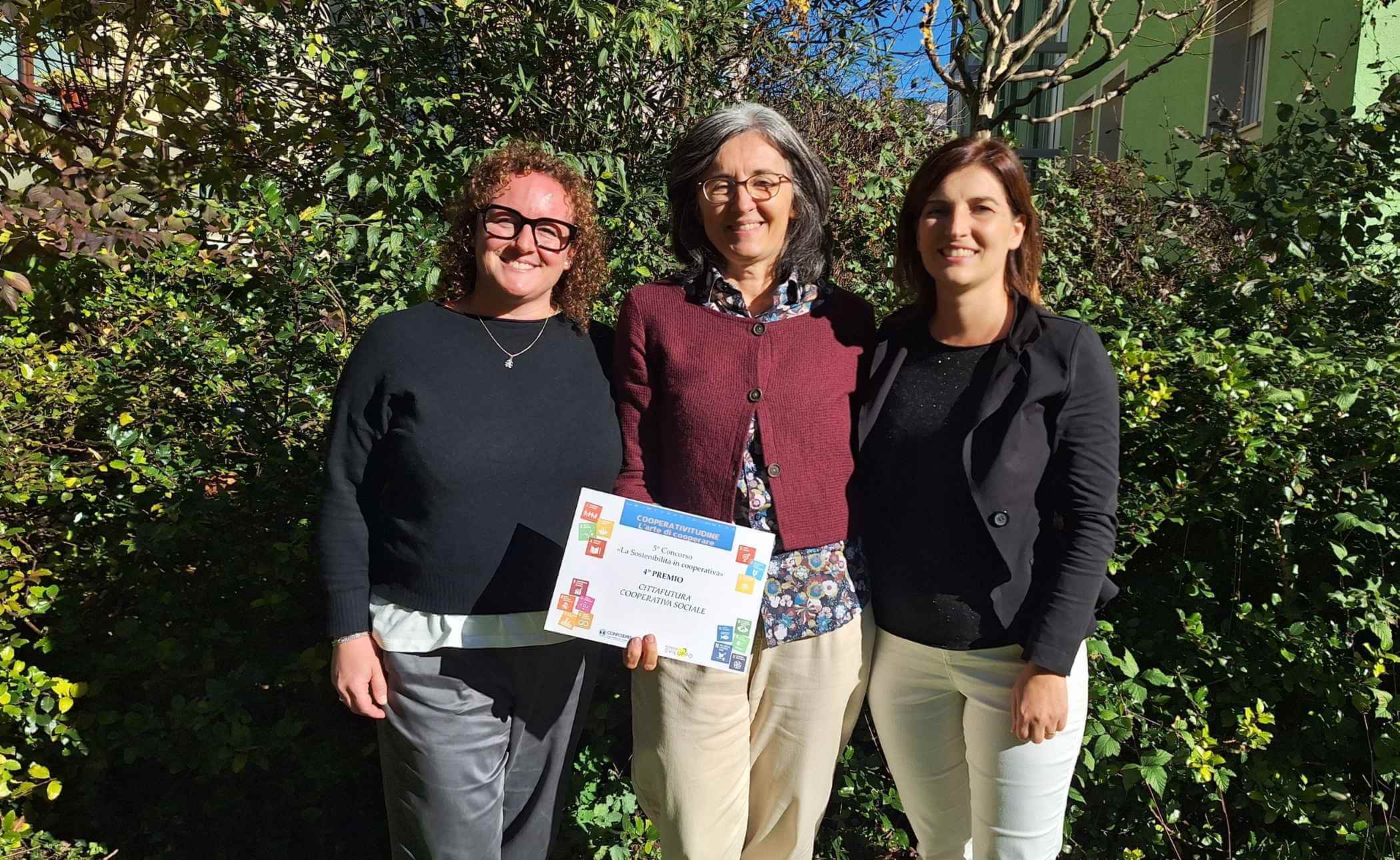 Sandra e educatrici foto premio