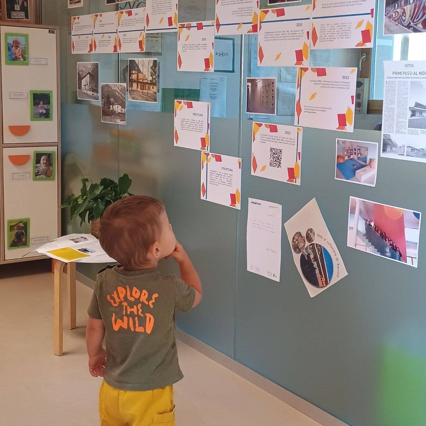 Bambino-mostra-Ravina